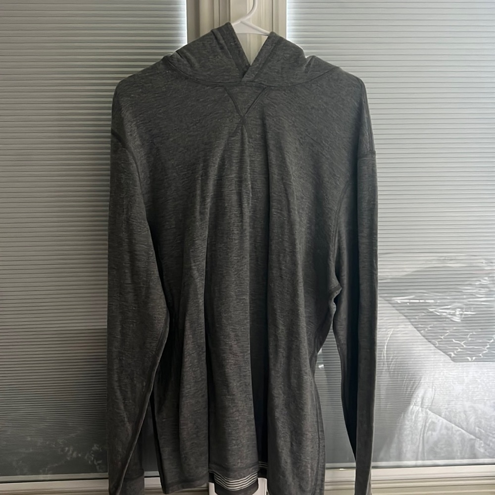 Men’s gray sweatshirt